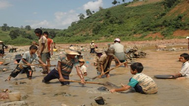  Kon Tum tăng cường quản lý hoạt động khai thác cát, sỏi trên địa bàn