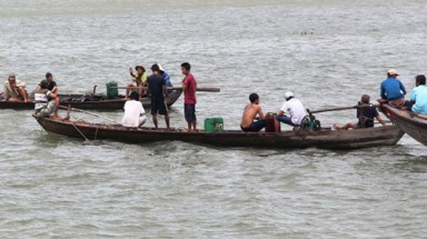  Long Xuyên: 3 mẹ con mất tích trên sông Hậu khi bị sà lan đâm