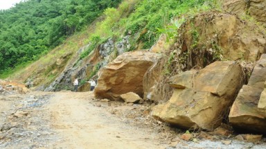  Lai Châu: Sạt lở gây tắc đường huyết mạch vào huyện biên giới Mường Tè