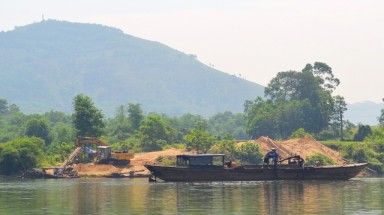  Chấn chỉnh tình trạng bảo kê khai thác cát trái phép trên sông Hương, sông Bồ 