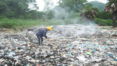  An Giang:Danh thắng du lịch núi Cấm chìm trong biển rác