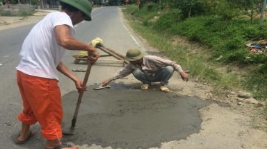  Lào Cai: Đăng hình dân sửa đường, bị thanh tra đến làm khó dễ?