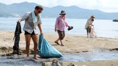  Ông Tây nhặt rác trên bãi biển Nha Trang 