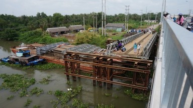  Long An:Tháo dỡ cầu không rào chắn, cô gái 18 tuổi rơi xuống sông mất tích