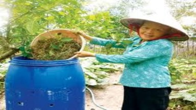  Sử dụng thùng nhựa ủ rác hữu cơ chuyển hóa thành phân compost