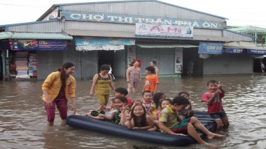   Vĩnh Long:Triều cường dâng cao, chợ Trà Ôn biến thành hồ bơi miễn phí