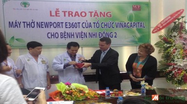  Julie Ferne Memorial Trust trao tặng máy thở cho trẻ em bệnh viện Nhi Đồng II