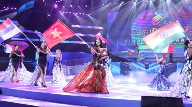  Trưởng Ban tổ chức Mrs World 2013 tại Quảng Châu, Trung Quốc xin lỗi về sự cố sai tên nước Việt Nam